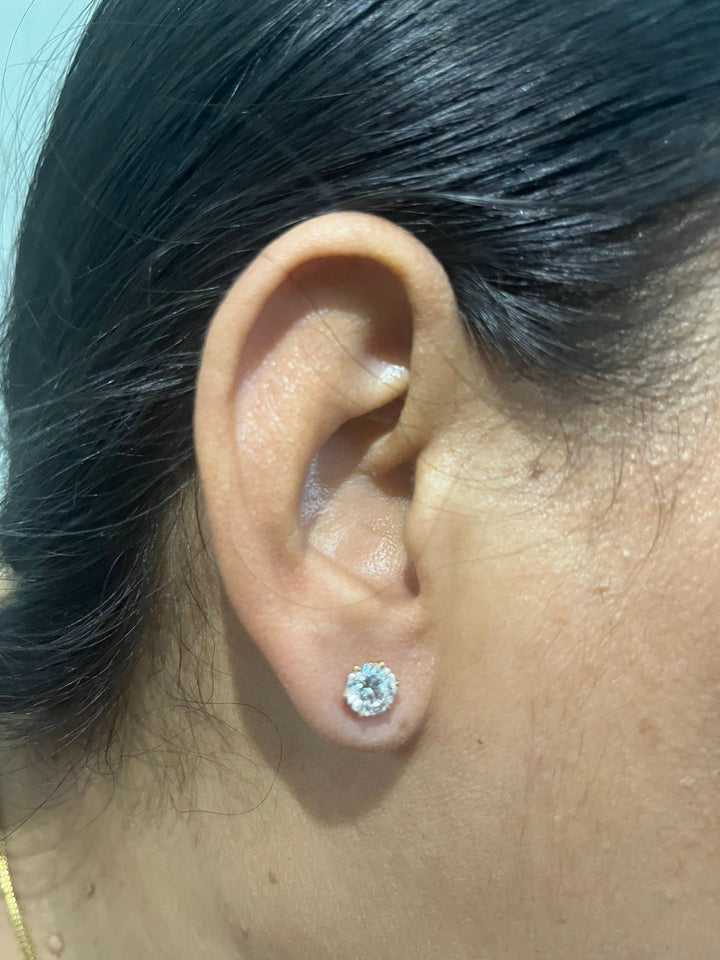 The Round Solitaire Studs