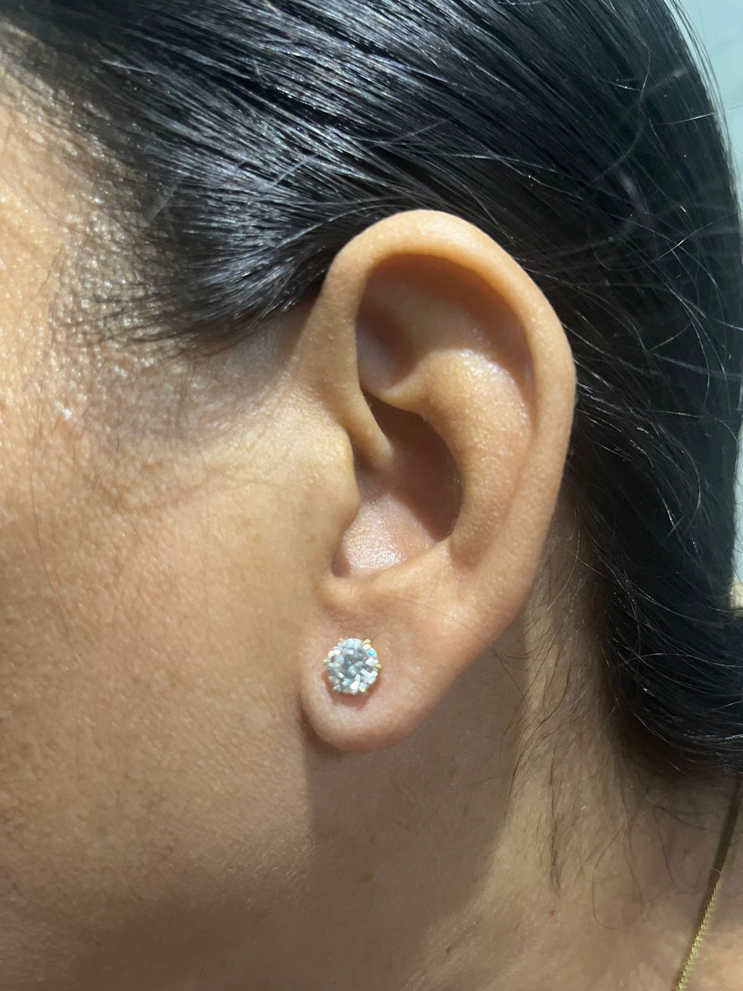 The Round Solitaire Studs